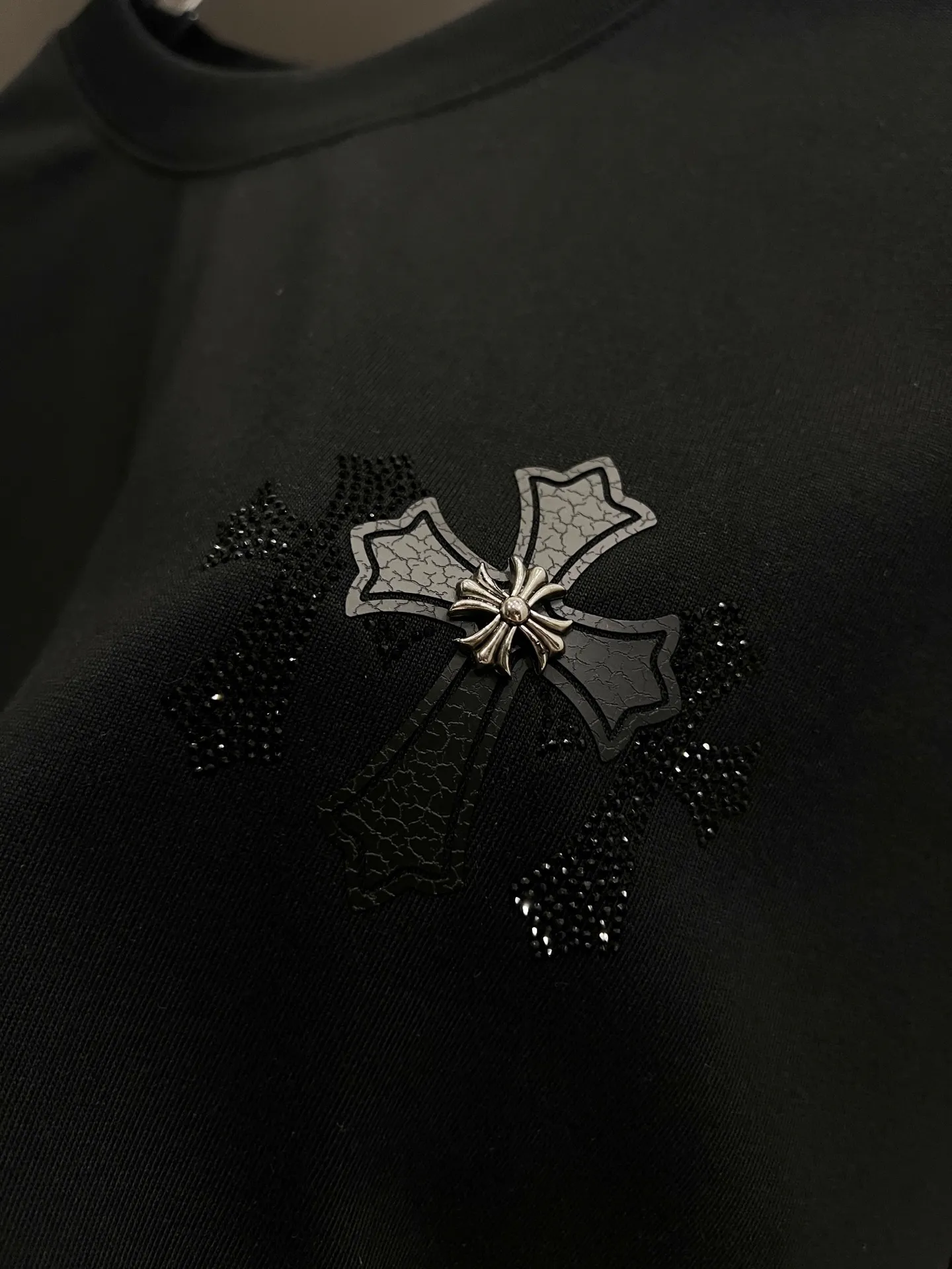 🅿️190 CH Crow 2025 Autumn and Winter New Short-sleeved T-shirt Cross leather craft Customized hardware metal + Middle Eastern Australian diamond design craft The real thing is great🔥Same style for men and women, loose version Size S M L XL XXL Five sizes Black White Angora Red